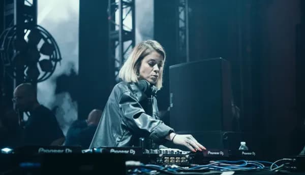 DJ