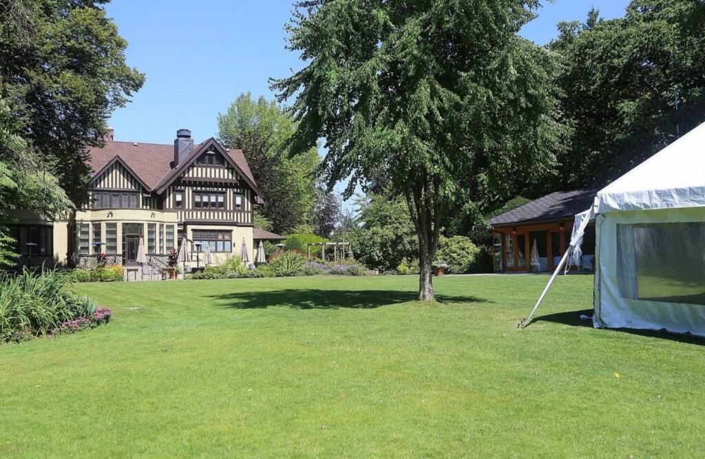 Discover Burnaby's Top 10 Outdoor Wedding Venues: From Enchanted Forests to Chic Urban Parks 4 Deer Lake Park outdoor wedding venues in burnaby