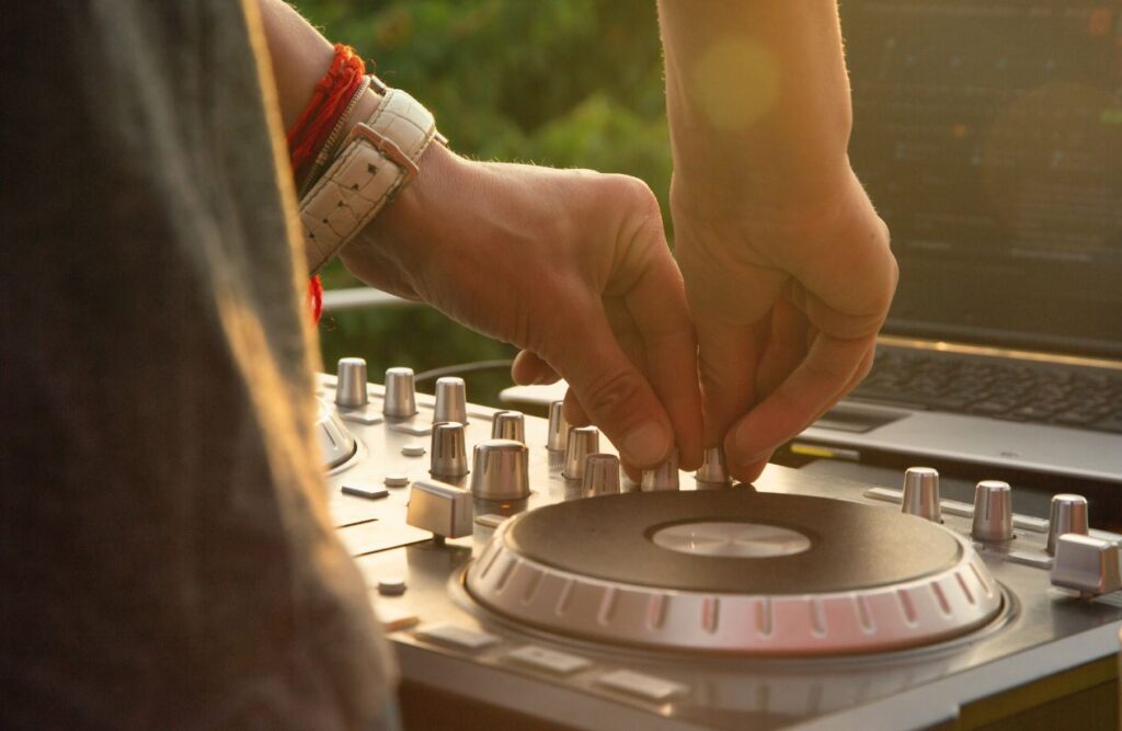 Adorable Engagement Party Ideas to Celebrate Your Love 10 Engaging Entertainment & Activities