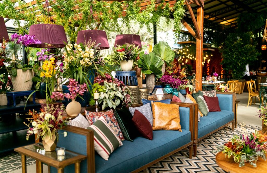 10 Creative Family Reunion Ideas to Make Your Gathering Memorable 3 Transform Your Gathering with a Captivating Theme