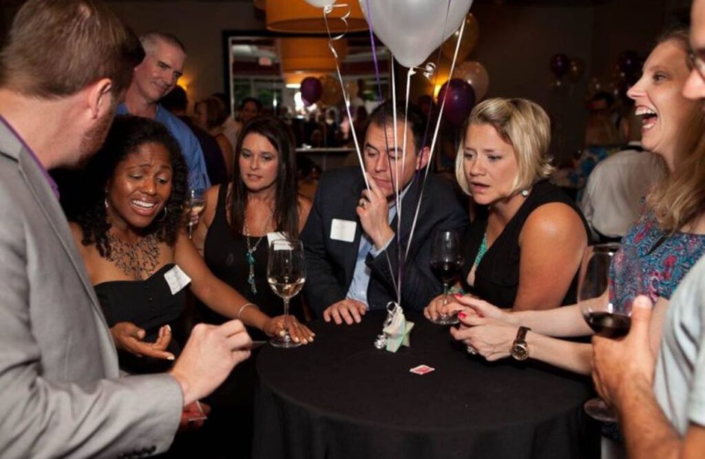 Strolling Magicians for Events: The Ultimate Icebreaker 3 Beyond the Stage The Intimate World of Strolling Magic