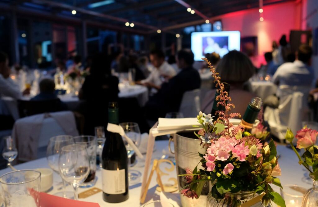 Strolling Magicians for Events: The Ultimate Icebreaker 5 Enhancing Atmosphere and Flow through strolling magicians