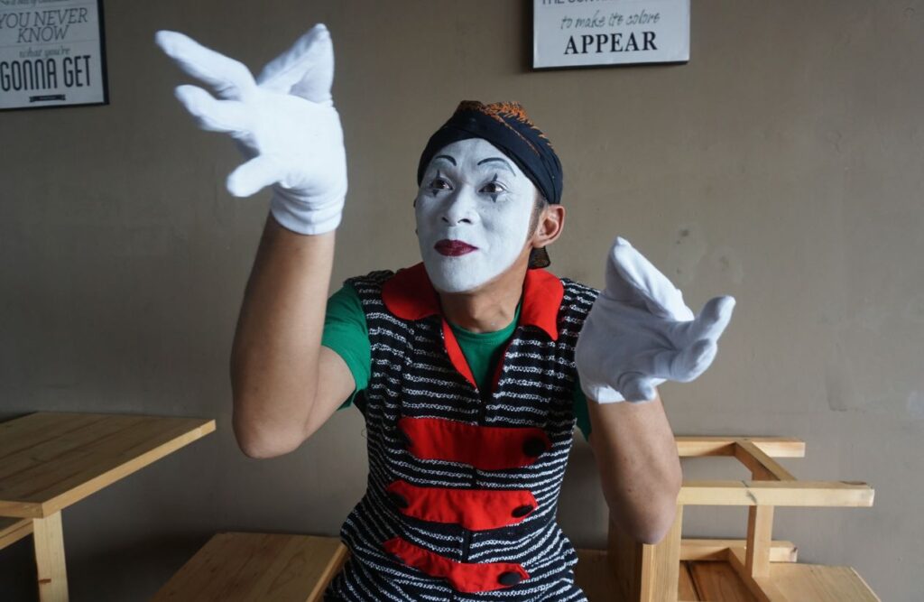 Entertainment for a Masquerade Ball: A Complete Guide to Creating an Unforgettable Night 5 Roving Performers Entertainment for a masquerade ball