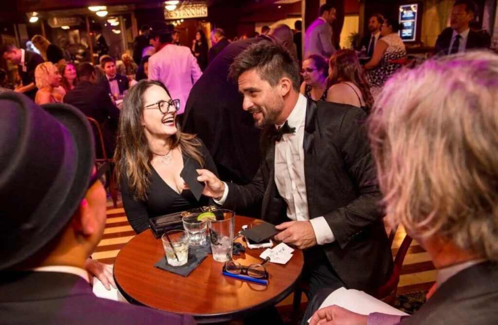 Strolling Magicians for Events: The Ultimate Icebreaker 6 Versatility for Any Venue