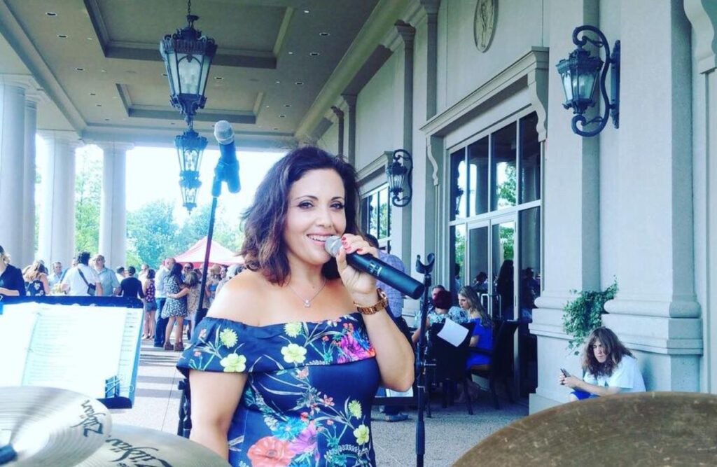 Antonella Vizzini one of the best wedding singers that you can hire in hamilton